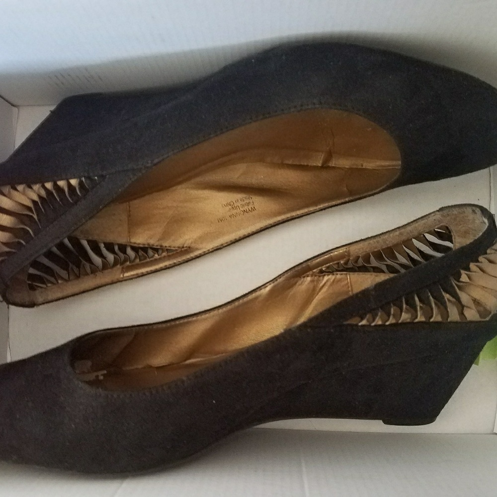 Black wedges